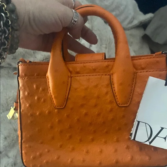🧡 Adorable DVF Bag!! 🧡 Perfect for Spring!! 🧡 - Picture 7 of 16
